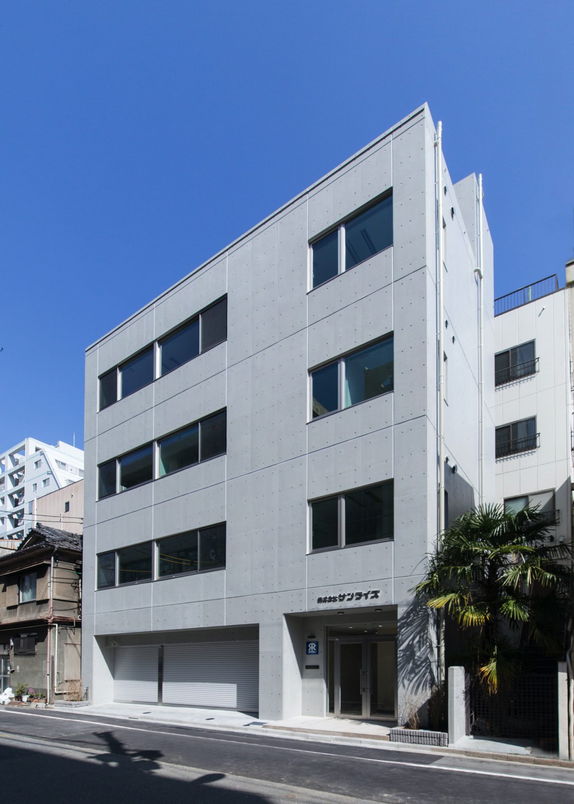 コンクリート打放しのオフィスビル 株式会社構研